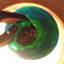 ウロコ玉は強い光で緑に光ります。